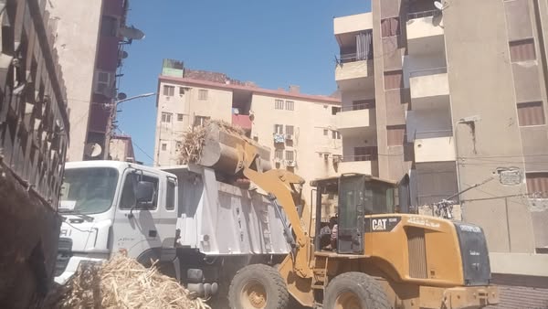 علاء شعراوي ... تكثيف أعمال النظافة الميدانية بحي غرب سوهاج