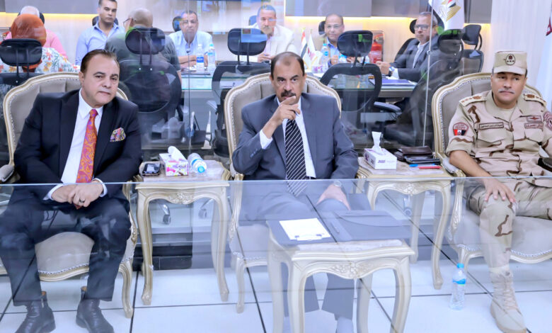 غرفة العمليات الرئيسية بسوهاج تتابع سير انتخابات مجلس الشيوخ عقد اللواء دكتور عبد الفتاح سراج محافظ سوهاج، اجتماعًا موسعًا لمناقشة موقف تشغيل وتطوير مصنع الأعلاف التابع لمشروع إكثار الدواجن بحي غرب سوهاج، وذلك بحضور اللواء أ.ح أحمد السايس سكرتير عام المحافظة، والدكتور أحمد عزيز المستشار العلمي للمحافظة، ووكلاء وزارات الزراعة والطب البيطري، ورئيس حي غرب، وعدد من مسئولي إدارات التخطيط والشؤون المالية والإدارية بديوان عام المحافظة. وأكد المحافظ خلال الاجتماع على أهمية إعادة تشغيل المصنع لدعم مشروع إكثار الدواجن، وتحقيق الاكتفاء الذاتي من الأعلاف، بما ينعكس إيجابيًا على تحسين جودة الإنتاج وتحقيق عوائد اقتصادية من فائض الإنتاج للتسويق خارج المحافظة، خاصة في ظل ارتفاع أسعار الأعلاف بالسوق المحلي. وأشار مدير المشروع إلى أنه تم تشغيل المصنع فعليًا منذ أسبوع، ويستهدف تغطية احتياجات نحو 45 ألف طائر، حيث تنتج حاليا 32 ألف طائر بعد أن كان الإنتاج 8000 طائر فقط، لافتا أن معدل الإنتاج اليومي يبلغ 5 أطنان من الأعلاف، موضحًا أن الخطة المستقبلية لتطوير المصنع تستهدف زيادة طاقته الإنتاجية لتغطية السوق المحلي وتصدير الفائض إلى المحافظات المجاورة. ووجّه المحافظ بسرعة إعداد دراسة متكاملة لتطوير المصنع، والتوسع في زراعة محصول الفول الصويا لتوفير المادة الخام المستخدمة في تصنيع الأعلاف، ضمن خطة شاملة لتحديث مشروع الإكثار، مع التأكيد على إدخال سلالات جديدة من الديوك الفرنسية المهجنة مع السلالة الفيومي، لما تتميز به من كفاءة عالية في إنتاج البيض والتسمين، الأمر الذي يسهم في تحقيق الاكتفاء الذاتي وتعظيم العائد الاقتصادي للمشروع، وإنخفاض الأسعار. كما وجه " سراج " بعودة العمالة المدربة والسائقين للعمل بالمشروع عقب عودته للعمل مرة أخرى بعد أن كان متعثرا طوال الأربع سنوات الماضية، وذلك للاستفادة من خبراتهم في العمل. وأشاد " سراج " بجهود تشغيل عنبري التفريخ والبيض واللذان تم إنشائهما سنة 2015، ولم يتم تشغيلهما منذ ذلك الوقت وهو ما كان يمثل أحد النماذج الصارخة لإهدار المال العام، الأمر الذي يؤكد أهمية إدارة الأصول والاستفادة منها في تحقيق العوائد الاستثمارية للمحافظة. غرفة العمليات الرئيسية بسوهاج تتابع سير انتخابات مجلس الشيوخ