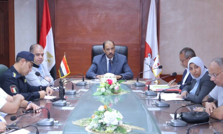 محافظ سوهاج يبحث مقترحات تطوير شارع المحطة بوسط العاصمة