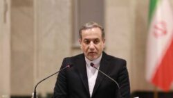 وزير خارجية إيران يجدد استعداد بلاده لإبرام أي اتفاق لا يحرمها من حقوقها النووية
