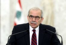 "حصرية السلاح" تتصدر جلسة مجلس الوزراء اللبناني"المفصلية".. الثلاثاء المقبل تتجه الأنظار إلى جلسة يوم الثلاثاء المقبل التي يعقدها مجلس الوزراء اللبناني في قصر بعبدا؛ للنظر في مسألة تنفيذ البيان الوزاري للحكومة في شقه المتعلق ببسط سيادة الدولة على جميع أراضيها بقواها الذاتية حصراً، وبالترتيبات الخاصة بوقف الأعمال العدائية الصادرة في شهر نوفمبر 2024. ويعقد مجلس الوزراء جلسة عند الساعة الثالثة من بعد ظهر الثلاثاء المقبل، في القصر الجمهوري، في بعبدا، برئاسة رئيس الحكومة نواف سلام؛ لبحث مجموعة من البنود المدرجة على جدول أعماله. ويتصدر جدول الأعمال استكمال البحث في تنفيذ البيان الوزاري للحكومة في شقه المتعلق ببسط سيادة الدولة على جميع أراضيها بقواها الذاتية حصراً، إضافة إلى مناقشة الترتيبات الخاصة بوقف الأعمال العدائية لشهر نوفمبر 2024. كما يتناول المجلس تعيينات مختلفة، إلى جانب مشروع قانون معجل لتعديل المادة الخامسة من القانون المعجل رقم 42 تاريخ 24 نوفمبر 2015 المتعلق بالتصريح عن نقل الأموال عبر الحدود، ومشروع قانون آخر لتعديل القانون رقم 44 تاريخ 24 نوفمبر2015 الخاص بمكافحة غسل الأموال وتمويل الجماعات المسلحة. وسيبحث الوزراء طلب وزارة البيئة الموافقة على مشروع مرسوم لإبرام النظام الأساسي لمرفق البيئة العربي، وطلب وزارة الثقافة الموافقة على مذكرة تفاهم بين المكتبة الوطنية اللبنانية والمكتبة الوطنية الإسبانية مع تفويض الوزير التوقيع عليها. "حصرية السلاح" تتصدر جلسة مجلس الوزراء اللبناني"المفصلية".. الثلاثاء المقبل