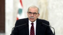 "حصرية السلاح" تتصدر جلسة مجلس الوزراء اللبناني"المفصلية".. الثلاثاء المقبل

تتجه الأنظار إلى جلسة يوم الثلاثاء المقبل التي يعقدها مجلس الوزراء اللبناني في قصر بعبدا؛ للنظر في مسألة تنفيذ البيان الوزاري للحكومة في شقه المتعلق ببسط سيادة الدولة على جميع أراضيها بقواها الذاتية حصراً، وبالترتيبات الخاصة بوقف الأعمال العدائية الصادرة في شهر نوفمبر 2024.
ويعقد مجلس الوزراء جلسة عند الساعة الثالثة من بعد ظهر الثلاثاء المقبل، في القصر الجمهوري، في بعبدا، برئاسة رئيس الحكومة نواف سلام؛ لبحث مجموعة من البنود المدرجة على جدول أعماله.
ويتصدر جدول الأعمال استكمال البحث في تنفيذ البيان الوزاري للحكومة في شقه المتعلق ببسط سيادة الدولة على جميع أراضيها بقواها الذاتية حصراً، إضافة إلى مناقشة الترتيبات الخاصة بوقف الأعمال العدائية لشهر نوفمبر 2024.
كما يتناول المجلس تعيينات مختلفة، إلى جانب مشروع قانون معجل لتعديل المادة الخامسة من القانون المعجل رقم 42 تاريخ 24 نوفمبر 2015 المتعلق بالتصريح عن نقل الأموال عبر الحدود، ومشروع قانون آخر لتعديل القانون رقم 44 تاريخ 24 نوفمبر2015 الخاص بمكافحة غسل الأموال وتمويل الجماعات المسلحة.
وسيبحث الوزراء طلب وزارة البيئة الموافقة على مشروع مرسوم لإبرام النظام الأساسي لمرفق البيئة العربي، وطلب وزارة الثقافة الموافقة على مذكرة تفاهم بين المكتبة الوطنية اللبنانية والمكتبة الوطنية الإسبانية مع تفويض الوزير التوقيع عليها.

"حصرية السلاح" تتصدر جلسة مجلس الوزراء اللبناني"المفصلية".. الثلاثاء المقبل