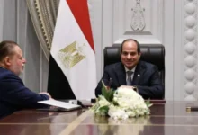 السيسي يلتقي بمحافظ البنك المركزي ويؤكد أهمية سعر صرف مرن وموحد للدولار.