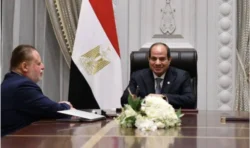 السيسي يلتقي بمحافظ البنك المركزي ويؤكد أهمية سعر صرف مرن وموحد للدولار. 