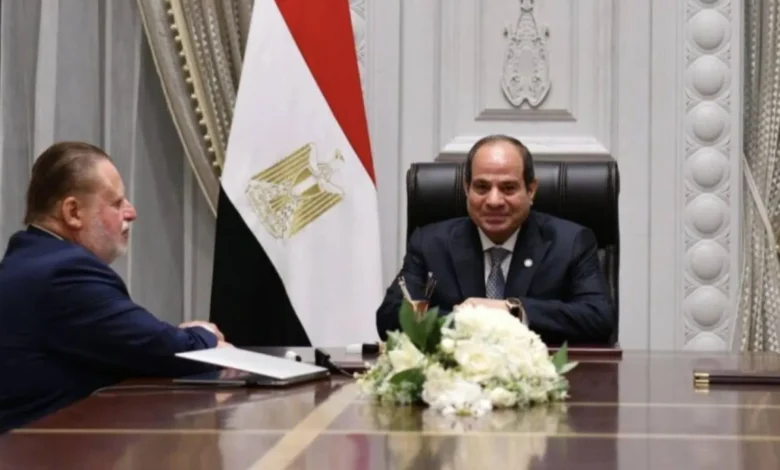 السيسي يلتقي بمحافظ البنك المركزي ويؤكد أهمية سعر صرف مرن وموحد للدولار.