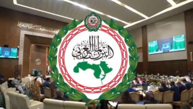 البرلمان العربي يستنكر تصريحات نتنياهو بشأن ما يسمى "إسرائيل الكبرى" أعرب البرلمان العربي، عن إدانته الشديدة، ورفضه القاطع لتصريحات رئيس وزراء كيان الاحتلال الإسرائيلي بنيامين نتنياهو بشأن ما يسمى بـرؤية "إسرائيل الكبرى"، معتبرًا هذه التصريحات تمثل استفزازًا صارخًا، وانتهاكًا سافرًا لقرارات الشرعية الدولية التي تؤكد بطلان أي إجراءات أو سياسات تهدف إلى ضم الأراضي الفلسطينية أو تغيير وضعها القانوني والتاريخي، أو المساس بسيادة الدول وأمن واستقرار المنطقة. وأكد محمد بن أحمد اليماحي رئيس البرلمان العربي، أن مثل هذه التصريحات العدوانية بشأن التوسع أو استقطاع أراض من دول عربية ذات سيادة، تكشف مجددًا عن الطبيعة التوسعية والعنصرية لسلطات كيان الاحتلال، وتدل على إصرارها على مواصلة مشروعها التوسعي والاستيطاني والتهويدي، وتنكرها التام للقوانين والأعراف الدولية بشأن سيادة الدول على أراضيها، ولكافة الحقوق المشروعة للشعب الفلسطيني، وفي مقدمتها إقامة دولته المستقلة ذات السيادة على أراضيه استنادًا للقوانين الدولية ذات الصلة. مجددًا دعوة البرلمان العربي، المجتمع الدولي والأمم المتحدة إلى تحمل مسؤولياتهم القانونية والأخلاقية ووقف هذه التصريحات والسياسات الاستفزازية، والعمل الجاد على إنهاء الاحتلال، ووقف الإبادة الجماعية، وضمان تحقيق السلام العادل والشامل وفق قرارات الشرعية الدولية ومبادرة السلام العربية البرلمان العربي يستنكر تصريحات نتنياهو بشأن ما يسمى "إسرائيل الكبرى"