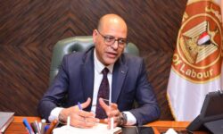 وزير العمل يعتمد صرف مليونين و966 ألف جنيه على الرعاية الصحية والاجتماعية