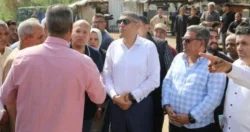 بشرى سارة للشعب السكندرى

متابعة/محمد عبدالله سليمان

أجرى الفريق أحمد خالد حسن سعيد،
 محافظ_الإسكندرية، جولة ميدانية بنطاق حي شرق، تفقد خلالها شارع أبو قير لمتابعة أعمال استكمال مراحل استراتيجية وخطة المحافظة للحد من الاختناقات المرورية بالمحاور الحيوية، وذلك في إطار الاستجابة الفورية لشكاوى المواطنين بشأن الكثافات المرورية بالمناطق الحيوية.

وخلال جولته، أصدر محافظ الإسكندرية توجيهات مشددة إلى مسؤولي حي شرق بضرورة منع استغلال الأرصفة الخاصة بالمشاة لمعارض السيارات في نطاق شارع أبو قير، مشددًا على أهمية الحفاظ على حق المواطنين في استخدام الأرصفة بأمان.

كما وجه سيادته الشركة المنفذة بسرعة إنجاز الأعمال وفق الجدول الزمني المحدد، وأكد على ضرورة تنسيق الجهود مع إدارة الحدائق المركزية لتحديد مواقع مناسبة للأشجار والزراعات واللافتات المرورية، بما يحافظ على المظهر الحضاري والطابع الجمالي للمنطقة.

وفي هذا الإطار، سيتم استبدال الأشجار الحالية، أسوةً بما تم في مشروعات التحسينات المرورية السابقة، وذلك بزراعة أنواع ملائمة تضيف لمسات جمالية مثل أشجار الجاكراندا والبونسيانا والبلتفورم، مع التدعيم بالنباتات العطرية مثل مسك الليل والعتر البلدي والريحان، وذلك في الجذر الوسطي.

أما بالنسبة للأرصفة على جانبي الطريق، فقد تم اختيار أشجار لا تعيق حركة المشاة ومنتظمة النمو حتى لا تتعارض مع واجهات المباني والخدمات، مثل شجرة السرو الإيطالي، مع التدعيم بشجيرات مثل التويا والجهنمية، وكذلك النباتات العطرية والزهور، وذلك في إطار خطة المحافظة للارتقاء بأعمال التشجير وفق الهوية البصرية للطرق.

هذا وقد أعلنت محافظة الإسكندرية عن البدء في تنفيذ مشروع توسعة طريق الحرية (أبو قير)، وذلك في المسافة من منطقة سيدي جابر وحتى محطة ترام الوزارة، بهدف تحسين السيولة المرورية في مناطق سيدي جابر وسموحة، والتي تُعد من أكثر المناطق تكدسًا مروريًا.

ويتضمن المشروع إضافة أربع حارات مرورية جديدة ليصل إجمالي عدد الحارات إلى 8 حارات (4 حارات في كل اتجاه)، بما يسهم في تعزيز الحركة المرورية وتخفيف الضغط على الطريق.

ويُنفذ المشروع على عدة مراحل، تبدأ المرحلة الأولى من شارع إبراهيم الشريف حتى شارع سوريا، وتستغرق مدة تنفيذها 45 يومًا، بمعدل ثلاثة أسابيع لكل اتجاه.