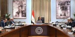 رئيس الوزراء يلتقي أعضاء اللجنة الاستشارية للشئون السياسية. 
