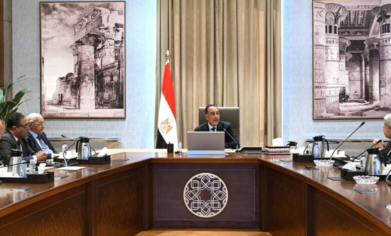 رئيس الوزراء يلتقي أعضاء اللجنة الاستشارية للشئون السياسية.