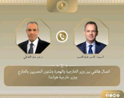 وزير الخارجية يتلقى اتصالاً هاتفياً من نظيره الهولندى.  تلقى الدكتور بدر عبدالعاطي، وزير الخارجية والهجرة وشؤون المصريين بالخارج، أمس الاثنين، اتصالًا هاتفيًا من «كاسبر فيلدكامب»، وزير خارجية هولندا، وذلك في إطار التشاور الدوري حول سبل تعزيز العلاقات الثنائية وتبادل الرؤى بشأن مستجدات الأوضاع في قطاع غزة. شدد الوزير عبدالعاطي على أهمية توفير الحماية الأمنية للبعثة الدبلوماسية المصرية في هولندا، مشيراً إلى مسؤولية الجانب الهولندي بموجب القانون الدولى بحمايتها من أي تجاوزات، منوهاً بالاستياء البالغ من حادث الاعت/داء على مبني السفارة المصرية، ومسؤولية الجانب الهولندي عن عدم تكراره وما يؤدى إلى اتخاذ إجراءات من جانبنا في هذا الشأن. من جانبه، أعرب الوزير الهولندي عن بالغ الأسف إزاء الحادث الفردي الذي وقع أمام مقر السفارة المصرية في لاهاى، مشيراً إلى أنه تحدث في الأمر مع السلطات الأمنية المعنية واعتزامهم تكثيف الإجراءات الأمنية على السفارة المصرية، اتساقاً مع المسؤوليات التي تقع على عاتق الدولة المضيفة بموجب الاتفاقيات الدولية ذات الصلة، مشدداً على العلاقات الوثيقة التي تربط بلاده بمصر، والتي تستند على الاحترام المتبادل والمصالح المشتركة والعمل على الارتقاء بالعلاقات الثنائية في المجالات المختلفة، خاصة في المجال الاقتصادى والتجارى والاستثماري، وتعزيز التعاون في القطاعات المختلفة، بما يصب في مصلحة الشعبين. كما تبادل الوزيران الرؤى إزاء التطورات في منطقة الشرق الأوسط، وفى مقدمتها الأوضاع الكارثية في قطاع غ-زة. وزير الخارجية يتلقى اتصالاً هاتفياً من نظيره الهولندى. 