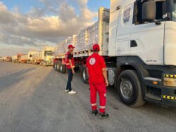 الهلال الأحمر: قافلة زاد العزة  الـ18 محملةً ب 85 ألف سلة غذائية 