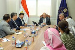رئيس هيئة الدواء يبحث مع الشركة المصرية سبل توافر المستحضرات الدوائية. 
