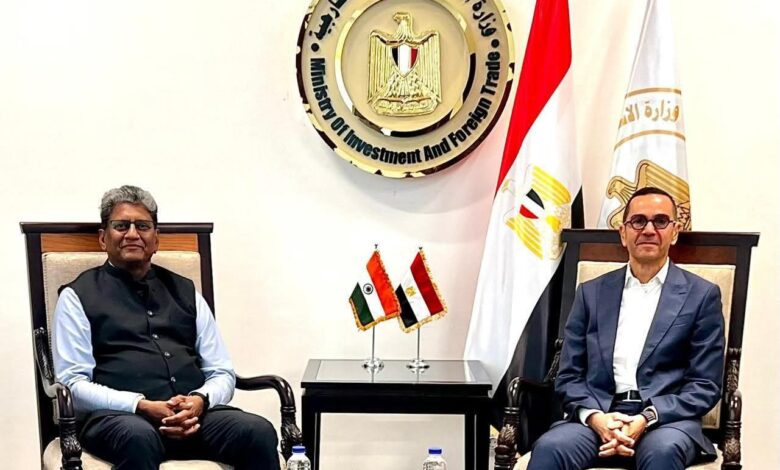وزير الاستثمار والتجارة الخارجية يلتقى بسفير الهندي بالقاهرة