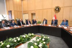 وزير الصناعة يبحث مع وزيري قطاع الأعمال والزراعة تعظيم زراعة الكتان. 
