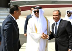 رئيس الوزراء يستقبل وزير الخارجية بدولة قطر بمطار العلمين الدولي