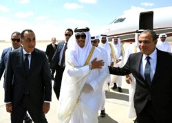 رئيس الوزراء يستقبل وزير الخارجية بدولة قطر بمطار العلمين الدولي