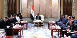 رئيس الوزراء يلتقي رئيسة شركة جيانغسو فينغهاي لتطوير تحلية مياه البحر. 