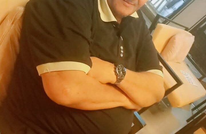 يبكي حلما مسكوبا فوق الرمال