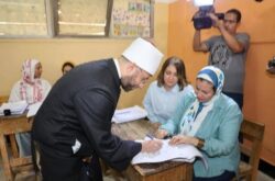 وزير الأوقاف يدلي بصوته في انتخابات مجلس الشيوخ. 