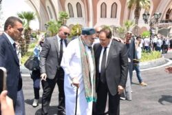 جنازة مهيبة في وداع الدكتور علي مصيلحي وزير التموين الأسبق بمدينة الشيخ زايد رئيس الوزراء يؤدي صلاة الجنازة على الدكتور علي المصيلحي بمسجد الشرطة