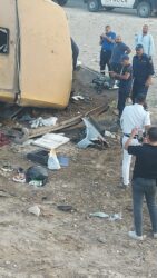 حادث أتوبيس مروِّع على الطريق الصحراوي الغربي بأسيوط أخلف إصابات وضحايا. حادث أتوبيس مروِّع على الطريق الصحراوي الغربي بأسيوط أخلف إصابات وضحايا. شهد الطريق الصحراوي الغربي قبل بوابة أسيوط صباح اليوم الأحد، حادثًا مروريًا مروعًا إثر اصطدام أتوبيس تابع لإحدى الشركات الخاصة بمقطورة جرار زراعي، ما أدى إلى انقلاب الأتوبيس ومصرع شخصين وإصابة 30 آخرين بإصابات متفاوتة. وتلقى اللواء وائل نصار، مساعد وزير الداخلية مدير أمن أسيوط، إخطارًا من الخدمات الأمنية بوقوع الحادث، وعلى الفور انتقلت قوات الشرطة وسيارات الإسعاف إلى الموقع، حيث جرى نقل الجثتين والمصابين إلى المستشفى الجامعي ومستشفى أسيوط العام لتلقي الإسعافات اللازمة، فيما أودعت الجثتان بمشرحة المستشفى تحت تصرف النيابة. كما قامت الأجهزة الأمنية برفع آثار الحادث وإعادة تسيير الحركة المرورية، بينما باشرت النيابة العامة التحقيقات للوقوف على ملابساته وأسبابه. حادث أتوبيس مروِّع على الطريق الصحراوي الغربي بأسيوط أخلف إصابات وضحايا. 