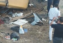 حادث أتوبيس مروِّع على الطريق الصحراوي الغربي بأسيوط أخلف إصابات وضحايا. حادث أتوبيس مروِّع على الطريق الصحراوي الغربي بأسيوط أخلف إصابات وضحايا. شهد الطريق الصحراوي الغربي قبل بوابة أسيوط صباح اليوم الأحد، حادثًا مروريًا مروعًا إثر اصطدام أتوبيس تابع لإحدى الشركات الخاصة بمقطورة جرار زراعي، ما أدى إلى انقلاب الأتوبيس ومصرع شخصين وإصابة 30 آخرين بإصابات متفاوتة. وتلقى اللواء وائل نصار، مساعد وزير الداخلية مدير أمن أسيوط، إخطارًا من الخدمات الأمنية بوقوع الحادث، وعلى الفور انتقلت قوات الشرطة وسيارات الإسعاف إلى الموقع، حيث جرى نقل الجثتين والمصابين إلى المستشفى الجامعي ومستشفى أسيوط العام لتلقي الإسعافات اللازمة، فيما أودعت الجثتان بمشرحة المستشفى تحت تصرف النيابة. كما قامت الأجهزة الأمنية برفع آثار الحادث وإعادة تسيير الحركة المرورية، بينما باشرت النيابة العامة التحقيقات للوقوف على ملابساته وأسبابه. حادث أتوبيس مروِّع على الطريق الصحراوي الغربي بأسيوط أخلف إصابات وضحايا.