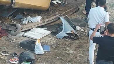 حادث أتوبيس مروِّع على الطريق الصحراوي الغربي بأسيوط أخلف إصابات وضحايا. حادث أتوبيس مروِّع على الطريق الصحراوي الغربي بأسيوط أخلف إصابات وضحايا. شهد الطريق الصحراوي الغربي قبل بوابة أسيوط صباح اليوم الأحد، حادثًا مروريًا مروعًا إثر اصطدام أتوبيس تابع لإحدى الشركات الخاصة بمقطورة جرار زراعي، ما أدى إلى انقلاب الأتوبيس ومصرع شخصين وإصابة 30 آخرين بإصابات متفاوتة. وتلقى اللواء وائل نصار، مساعد وزير الداخلية مدير أمن أسيوط، إخطارًا من الخدمات الأمنية بوقوع الحادث، وعلى الفور انتقلت قوات الشرطة وسيارات الإسعاف إلى الموقع، حيث جرى نقل الجثتين والمصابين إلى المستشفى الجامعي ومستشفى أسيوط العام لتلقي الإسعافات اللازمة، فيما أودعت الجثتان بمشرحة المستشفى تحت تصرف النيابة. كما قامت الأجهزة الأمنية برفع آثار الحادث وإعادة تسيير الحركة المرورية، بينما باشرت النيابة العامة التحقيقات للوقوف على ملابساته وأسبابه. حادث أتوبيس مروِّع على الطريق الصحراوي الغربي بأسيوط أخلف إصابات وضحايا.