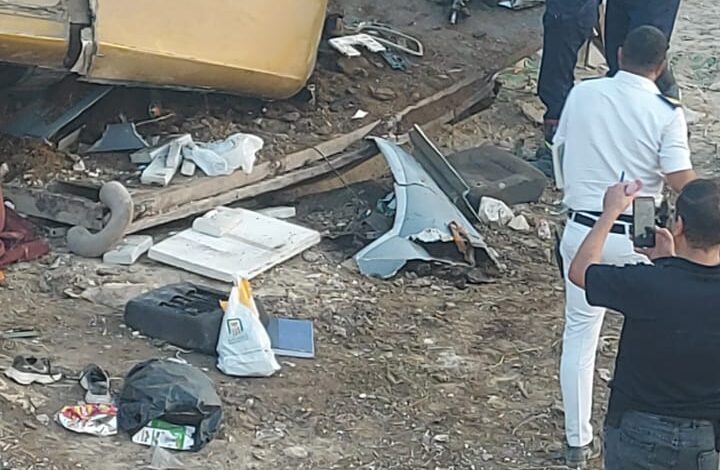 حادث أتوبيس مروِّع على الطريق الصحراوي الغربي بأسيوط أخلف إصابات وضحايا. حادث أتوبيس مروِّع على الطريق الصحراوي الغربي بأسيوط أخلف إصابات وضحايا. شهد الطريق الصحراوي الغربي قبل بوابة أسيوط صباح اليوم الأحد، حادثًا مروريًا مروعًا إثر اصطدام أتوبيس تابع لإحدى الشركات الخاصة بمقطورة جرار زراعي، ما أدى إلى انقلاب الأتوبيس ومصرع شخصين وإصابة 30 آخرين بإصابات متفاوتة. وتلقى اللواء وائل نصار، مساعد وزير الداخلية مدير أمن أسيوط، إخطارًا من الخدمات الأمنية بوقوع الحادث، وعلى الفور انتقلت قوات الشرطة وسيارات الإسعاف إلى الموقع، حيث جرى نقل الجثتين والمصابين إلى المستشفى الجامعي ومستشفى أسيوط العام لتلقي الإسعافات اللازمة، فيما أودعت الجثتان بمشرحة المستشفى تحت تصرف النيابة. كما قامت الأجهزة الأمنية برفع آثار الحادث وإعادة تسيير الحركة المرورية، بينما باشرت النيابة العامة التحقيقات للوقوف على ملابساته وأسبابه. حادث أتوبيس مروِّع على الطريق الصحراوي الغربي بأسيوط أخلف إصابات وضحايا.