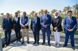 رئيس هيئة الدواء المصرية يجتمع مع سفير الهند بالقاهرة لبحث آليات تعزيز التعاون. 