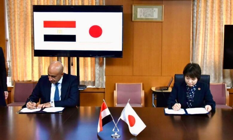 توقيع خطاب نوايا بين مصر واليابان لتعزيز التعاون في مجال التعليم. توقيع خطاب نوايا بين مصر واليابان لتعزيز التعاون في مجال التعليم. وزير التربية والتعليم يوقع خطاب نوايا مع نظيرته اليابانية للتوسع في آليات التعاون مع اليابان في مجال التعليم وفتح مجالات جديدة في دعم ذوي الإعاقة وتأسيس شراكات في مجال التعليم الفني والتدريب المهني. وقع السيد محمد عبد اللطيف وزير التربية والتعليم والتعليم الفني خطاب نوايا مع السيدة آبي توشيكو وزيرة التعليم والثقافة والرياضة والعلوم والتكنولوجيا اليابانية (MEXT)، وذلك بهدف التوسع في آليات التعاون مع اليابان في مجال التعليم وفتح مجالات جديدة في دعم ذوي الإعاقة وتأسيس شراكات في التعليم الفني والتدريب المهني. جاء ذلك بمقر وزارة التعليم اليابانية، على هامش مشاركة السيد الوزير محمد عبد اللطيف في مؤتمر طوكيو الدولي للتنمية في أفريقيا في دورته التاسعة، قمة "تيكاد ٩"، التي تستضيفها مدينة يوكوهاما اليابانية خلال الفترة من ٢٠ إلى ٢٢ أغسطس الجاري. وقد أعرب السيد الوزير عن بالغ شكره للسيدة الوزيرة آبي توشيكو على زيارتها إلى مصر، مثمنًا جهودها في تعزيز التعاون المشترك في مجال التعليم، ومؤكدًا رغبة الوزارة في مواصلة هذا التعاون المثمر، خاصة في ضوء النجاحات التي حققها مشروع المدارس المصرية اليابانية، والذي سيتم تسليط الضوء عليه خلال مؤتمر التيكاد بوصفه نموذجًا ناجحًا يمكن تعميمه في دول القارة الإفريقية. كما أعرب الوزير عن سعادته بتوسيع مجالات التعاون، لا سيّما تعزيز التعاون وفتح مجالات جديدة في دعم تعليم ذوي الإعاقة، وتأسيس شراكات في مجال التعليم الفني والتدريب المهني، مع التركيز على نقل الخبرات اليابانية في هذه المجالات الحيوية، خاصة في تخصص الزراعة. وخلال اللقاء وجّه السيد الوزير دعوة رسمية لنظيرته اليابانية لحضور حفل افتتاح المتحف المصري الكبير. ومن جانبها، أعربت السيدة آبي توشيكو عن سعادتها بتوقيع خطاب النوايا على هامش فعاليات مؤتمر "تيكاد٩"، مؤكدة أن هذا الإنجاز يُعد ثمرة للتعاون المستمر والجهود المشتركة التي بدأت منذ زيارة السيد الوزير إلى اليابان في فبراير الماضي. وأكدت الوزيرة اليابانية دعمها الكامل للاتفاقيات المبرمة بين وزارة التربية والتعليم المصرية والشركاء اليابانيين مثل "ياماها"، و"كاسيو"، و"سبريكس"، مشيرة إلى حرص وزارتها على إطلاق مشروعات جديدة ناجحة، لا سيما في مجالي التعليم الفني وتعليم ذوي الاحتياجات الخاصة، استكمالًا لنجاح مشروع المدارس المصرية اليابانية. كما أكدت الوزيرة اعتزاز بلادها بهذا المشروع الرائد، مشيرة إلى أنه سيتم عرض قصة نجاح المدارس المصرية اليابانية ضمن جناح وزارة التعليم اليابانية "EDUPORT" خلال مؤتمر "تيكاد٩"، بوصفه أحد النماذج الملهمة في التعاون الدولي في مجال التعليم. توقيع خطاب نوايا بين مصر واليابان لتعزيز التعاون في مجال التعليم.