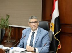 محافظ الجيزة يجازي مسؤولين بإدارات التنظيم والمرافق والمتابعة والإشغالات بحي الهرم. 