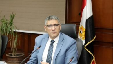 محافظ الجيزة يجازي مسؤولين بإدارات التنظيم والمرافق والمتابعة والإشغالات بحي الهرم.
