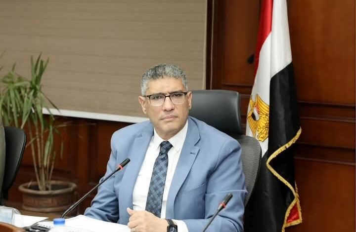 محافظ الجيزة يجازي مسؤولين بإدارات التنظيم والمرافق والمتابعة والإشغالات بحي الهرم.