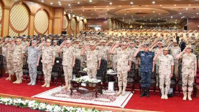 وزير الدفاع والإنتاج الحربى يلتقى بعدد من مقاتلى المنطقة الشمالية العسكرية.