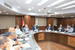 إجتماع محافظ الجيزه لمتابعة معدلات الأداء بملفي التقنين والمتغيرات المكانية.