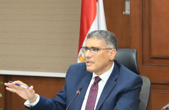 خلال اجتماعه الدوري لمتابعة معدلات الأداء بملفي التقنين والمتغيرات المكانية.