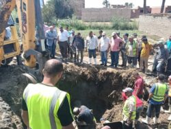 نائب محافظ الجيزة يتفقد أعمال إصلاح الكسر بخط مياه 1000مم بقرية طهما.
