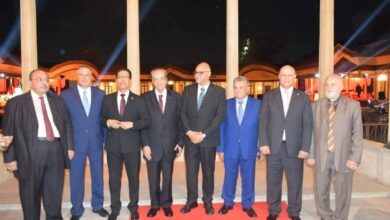 محافظ القليوبية ورئيس جامعة بنها يكرمان رؤساء الجامعة السابقين. 