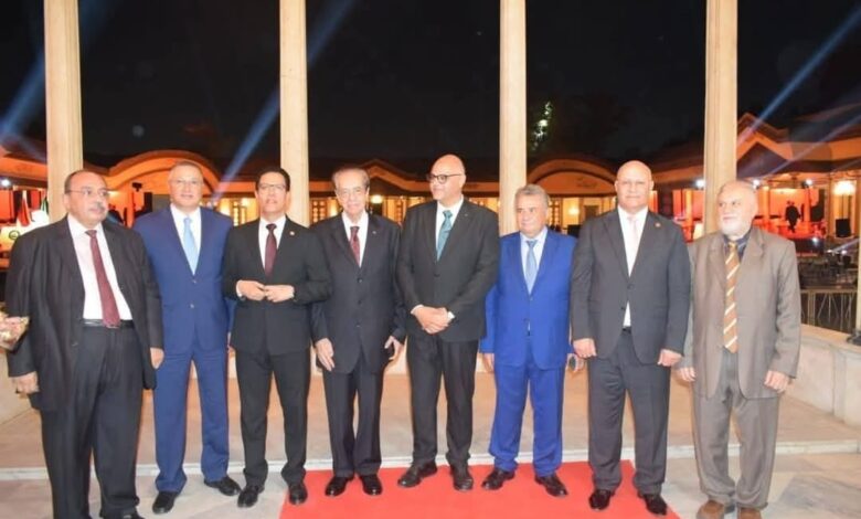 محافظ القليوبية ورئيس جامعة بنها يكرمان رؤساء الجامعة السابقين.