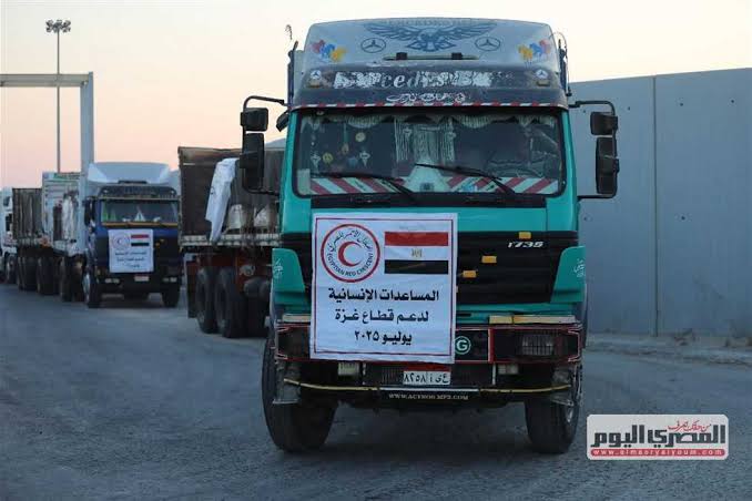 قافلة المساعدات الإنسانية الـ(11) تدخل إلى الفلسطينيين بقطاع غزة