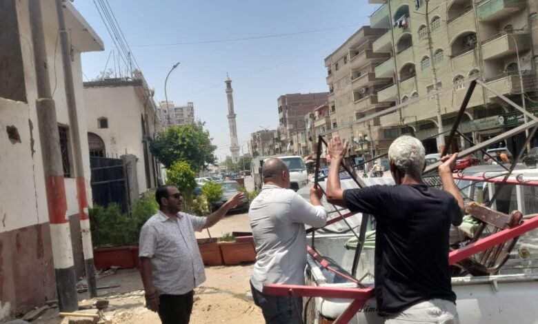 تواصل حملة رفع الإشغالات بحي غرب رسوهاج