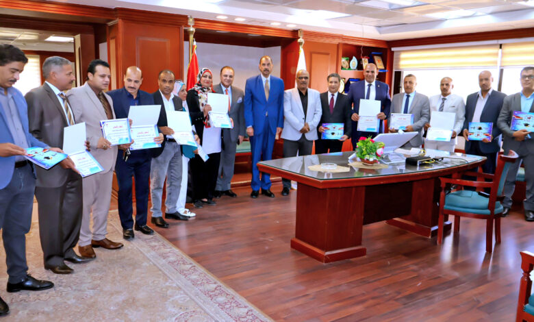 محافظ سوهاج يكرم 15 من المتميزين الحاصلين على مراكز متقدمة بمركز التنمية المحلية بسقارة