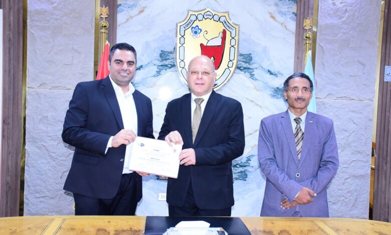 النعماني يكرم المجتازين لبرنامج الترشح لمنصب عميد كلية بمركز تنمية قدرات أعضاء هيئة التدريس بجامعة سوهاج
