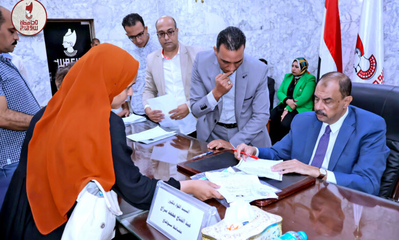 محافظ سوهاج يعقد اللقاء الجماهيري الأسبوعي للاستماع إلى شكاوى وطلبات المواطنين