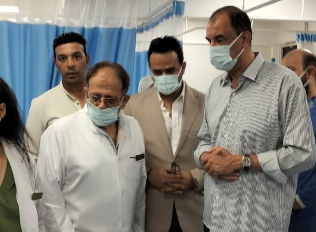 محافظ سوهاج يتفقد مصابي حريق مطعم "ميدان الشبان"