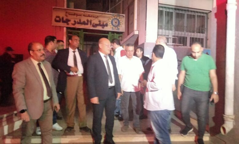 رئيس جامعة سوهاج يؤكد: لا توجد اى خسائر أو أصابات بشرية بحريق سطح مبني مجمع المدرجات بالمقر القديم
