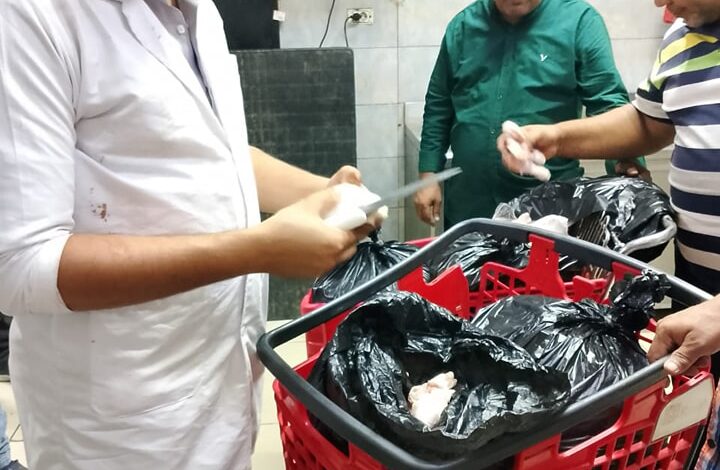 علي لطفي: إعدام ١١٧ كيلو لحوم دواجن و ٣ كيلو لحوم مصنعة غير صالحة للاستهلاك الآدمي بحملة مكبرة لضبط الأسواق ومراقبة الأسعار بحي شرق سوهاج.