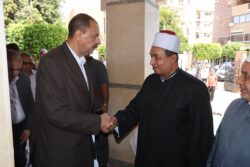 محافظ سوهاج يؤدي صلاة الجمعة بمسجد الشرطة