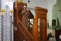 محافظ سوهاج يؤدي صلاة الجمعة بمسجد الشرطة